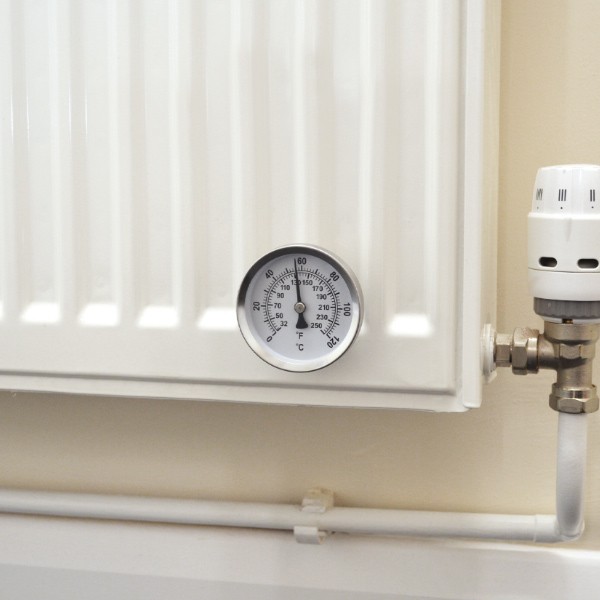 Magnetic dial thermometer affixed to a radiator